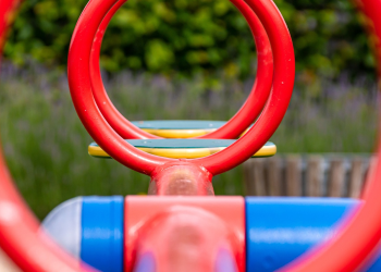 Új játszóeszközök a Kölcsey ovi udvarán – a képviselők számoltak be az intézményben történt fejlesztésekről