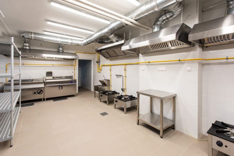 28 millió forintot fordított Vác a gyermekintézetek konyhaieszköz-fejlesztésére