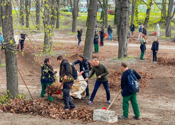 Iskolások és önkéntesek takarították ki húsvétra a ligetet