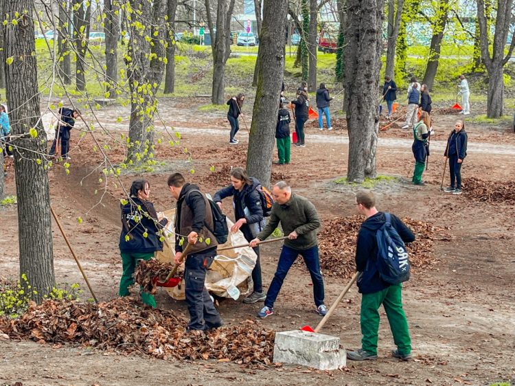 Iskolások és önkéntesek takarították ki húsvétra a ligetet