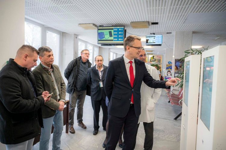 A háziorvosok zöme nem tudja használni, mégis új időpontfoglalási rendszer indul júliustól a szakrendelőkben 