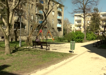 A teljes területen felújítják a gyöngykavicsos járófelületet a Rádi úti lakótelepen