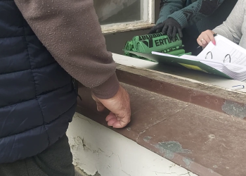 Tömeg volt a Zrínyi utcánál, ahol első alkalommal osztották az ingyenes zöldzsákokat