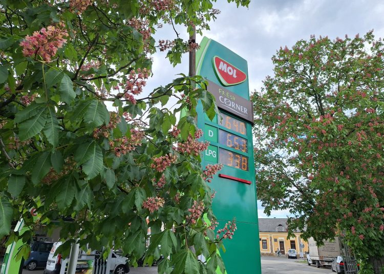 A benzin ára nő, a gázolajé csökken péntektől