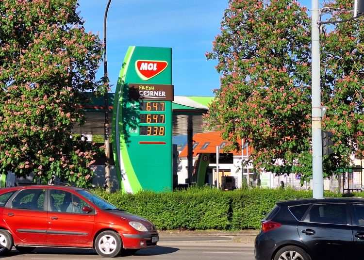 A benzin ára nő, a gázolajé csökken péntektől