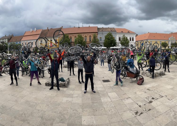 Kerékpárosok lepték el Vácot (képgaléria)