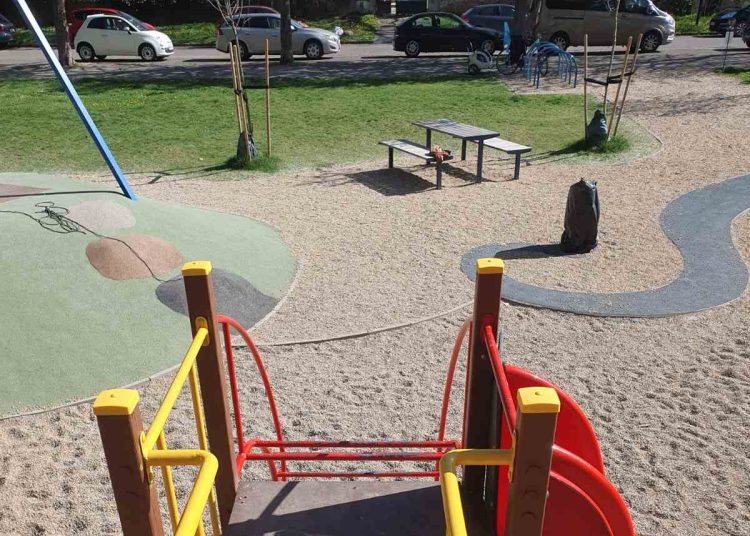 Játszóeszközöket javított ki a városfejlesztő