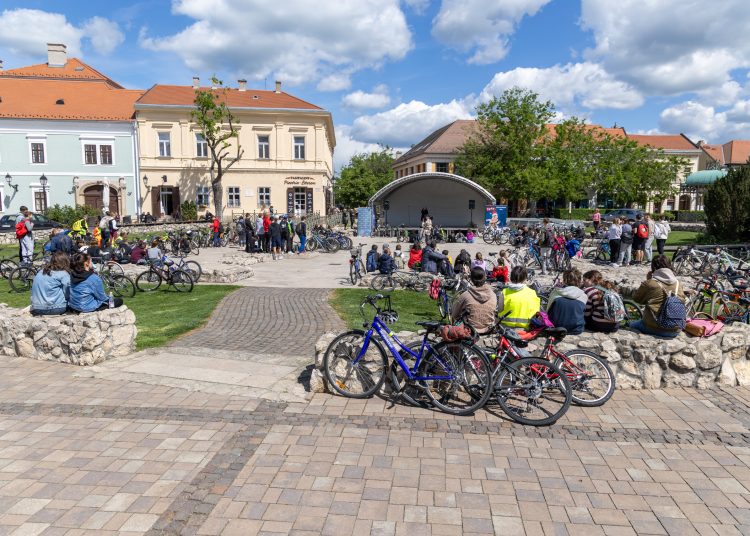 Rengeteg fiatal bringás: ilyen volt a Tour de Vác (fotógaléria)