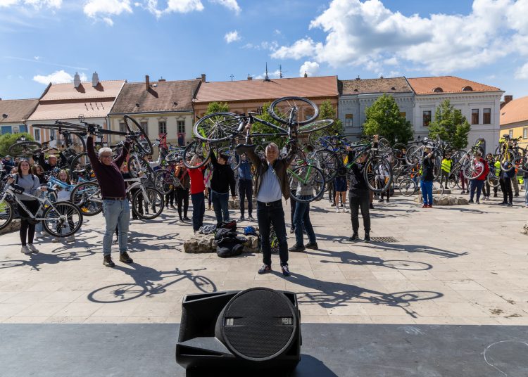 Rengeteg fiatal bringás: ilyen volt a Tour de Vác (fotógaléria)