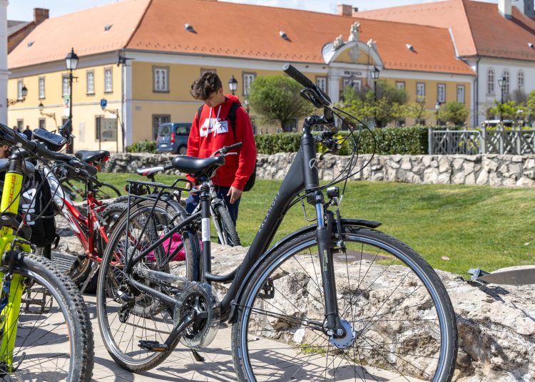 Rengeteg fiatal bringás: ilyen volt a Tour de Vác (fotógaléria)