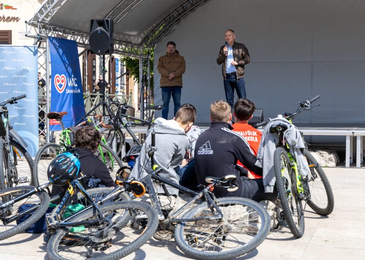 Rengeteg fiatal bringás: ilyen volt a Tour de Vác (fotógaléria)