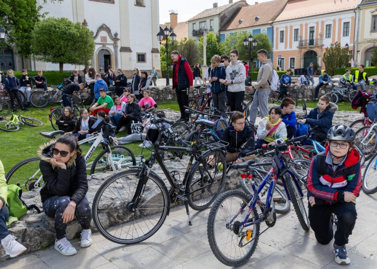 Rengeteg fiatal bringás: ilyen volt a Tour de Vác (fotógaléria)