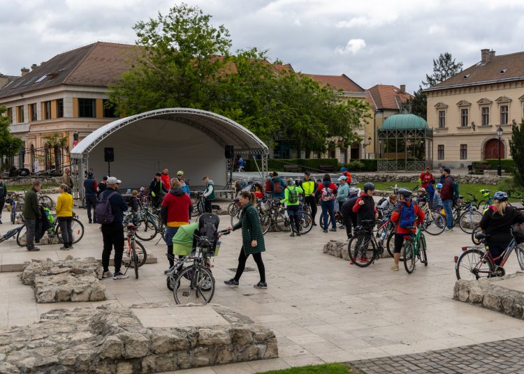 Kerékpárosok lepték el Vácot (képgaléria)