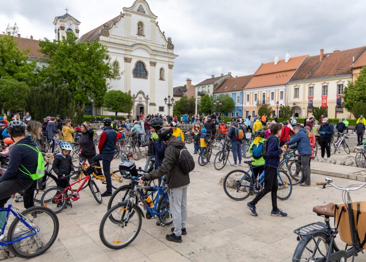 Kerékpárosok lepték el Vácot (képgaléria)