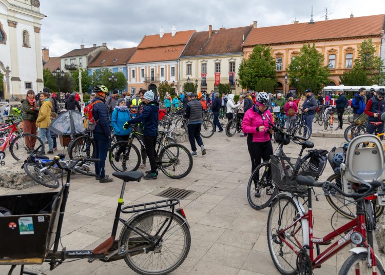 Kerékpárosok lepték el Vácot (képgaléria)