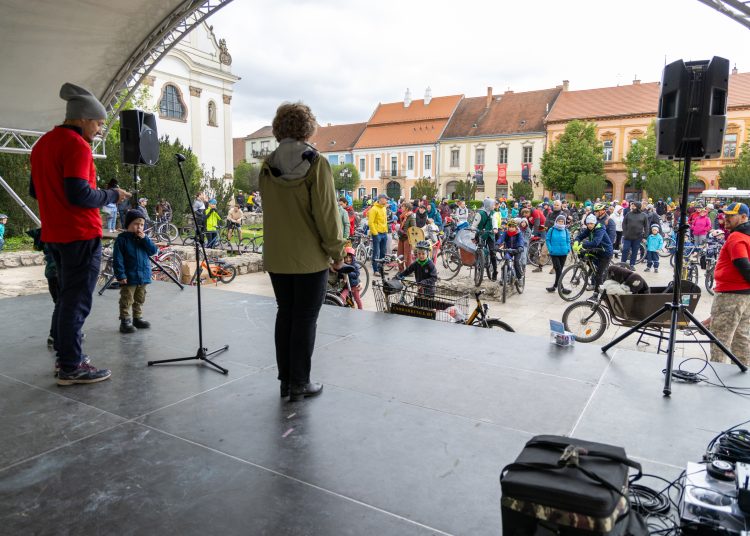 Kerékpárosok lepték el Vácot (képgaléria)