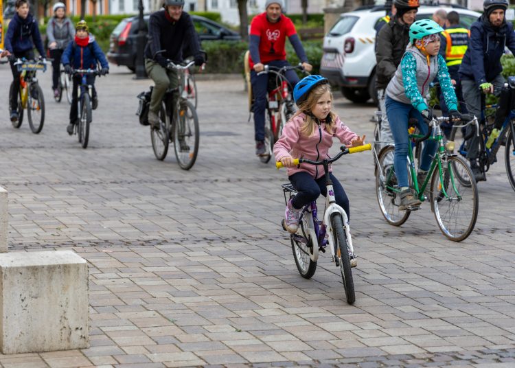 Kerékpárosok lepték el Vácot (képgaléria)