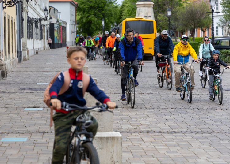 Kerékpárosok lepték el Vácot (képgaléria)