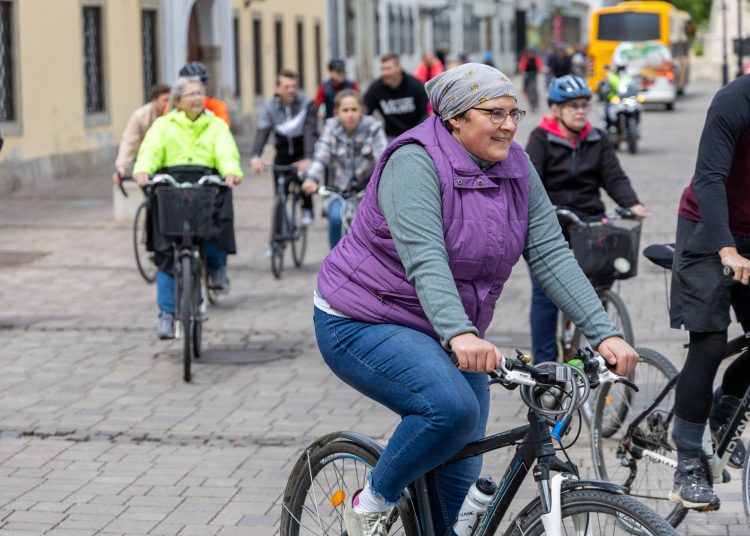 Kerékpárosok lepték el Vácot (képgaléria)