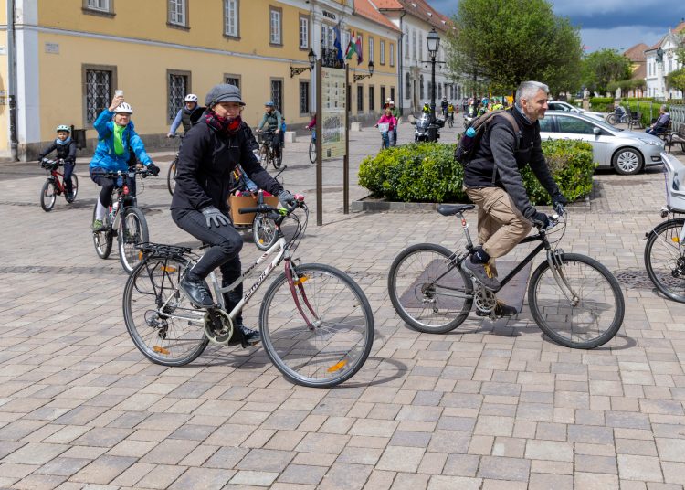 Kerékpárosok lepték el Vácot (képgaléria)