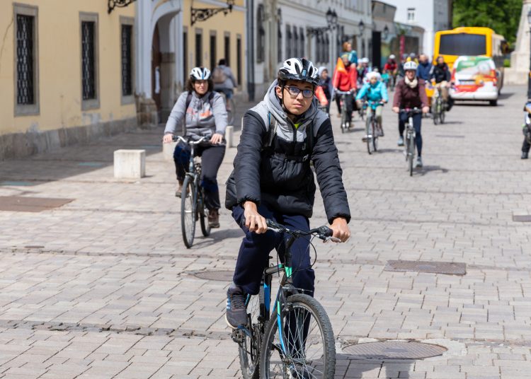 Kerékpárosok lepték el Vácot (képgaléria)