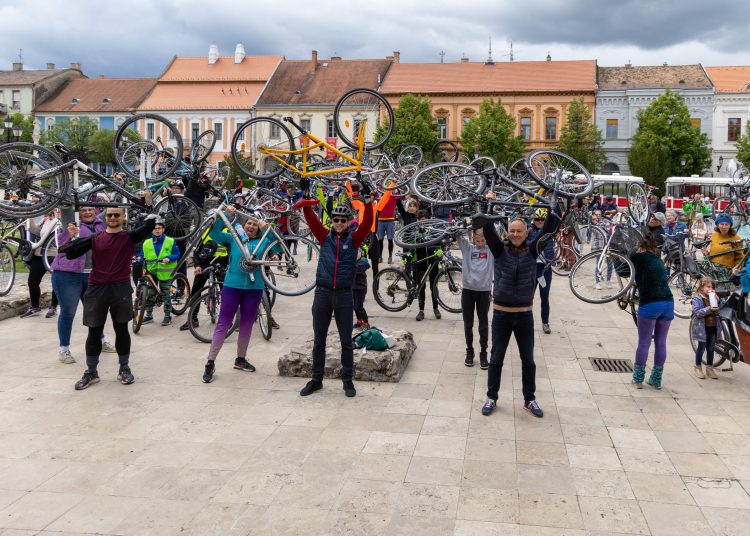 Kerékpárosok lepték el Vácot (képgaléria)