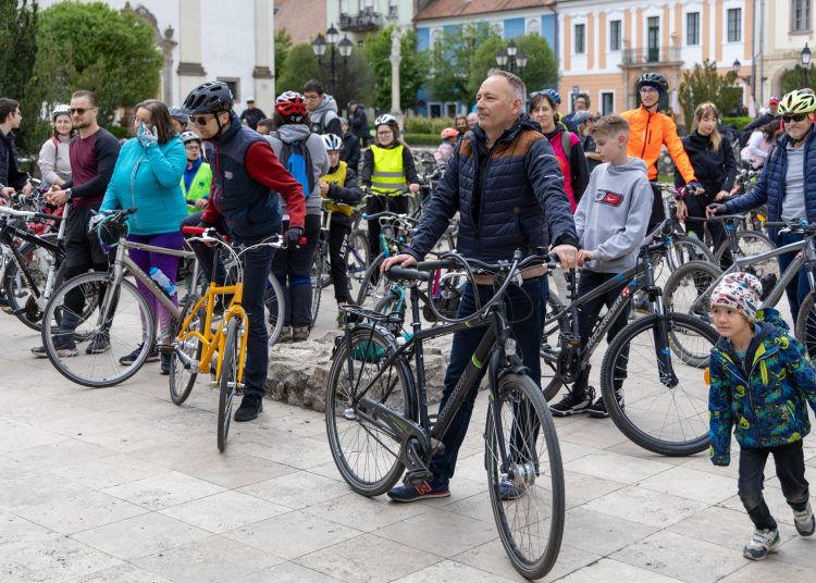 Kerékpárosok lepték el Vácot (képgaléria)