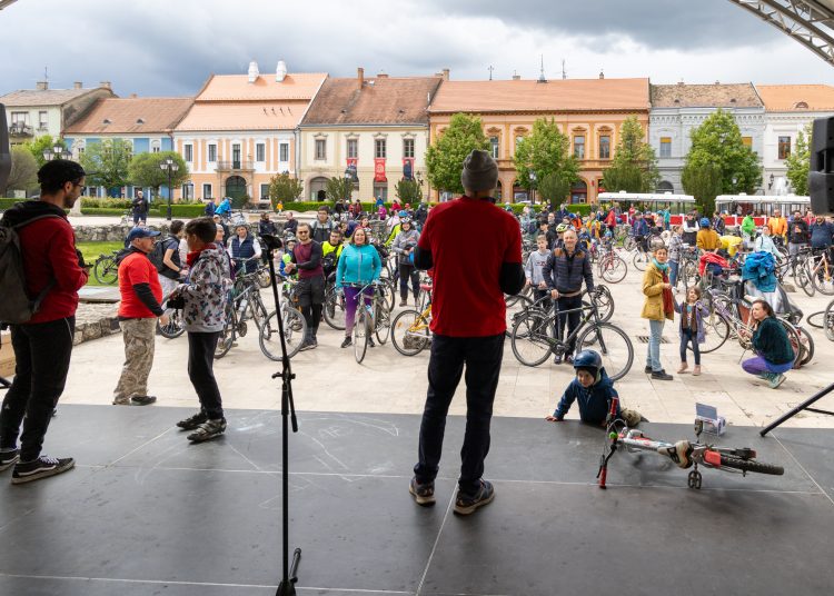 Kerékpárosok lepték el Vácot (képgaléria)