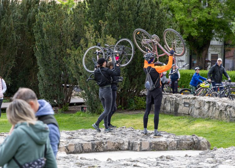 Kerékpárosok lepték el Vácot (képgaléria)