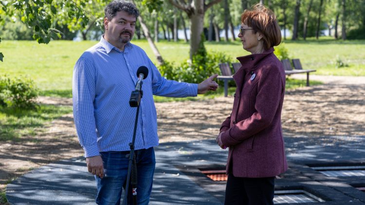 Az Összefogás képviselői tiltakoztak a váci híd belvárosi kivitelezése ellen