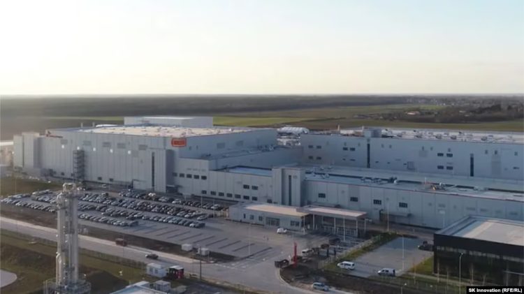 Ideiglenesen leállították a munkát az iváncsai akkugyárban, miután fejfájásra, hányingerre és orrvérzésre panaszkodtak a dolgozók