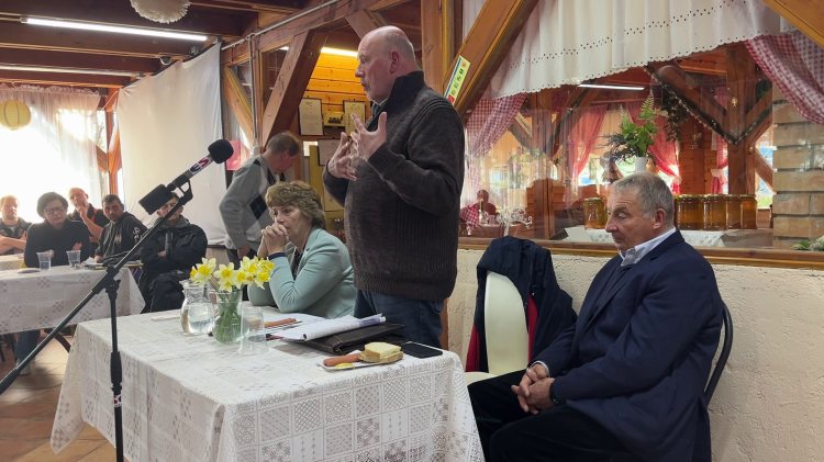 M2-es Gombási úti lehajtó, terjeszkedő akkugyár és stabil áramellátást igénylő családok – ezek voltak a sejcei fórum fő témái