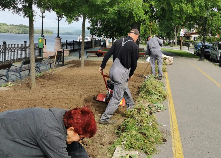 A virágágyakat készíti elő a Városfejlesztő a Liszt Ferenc sétányon
