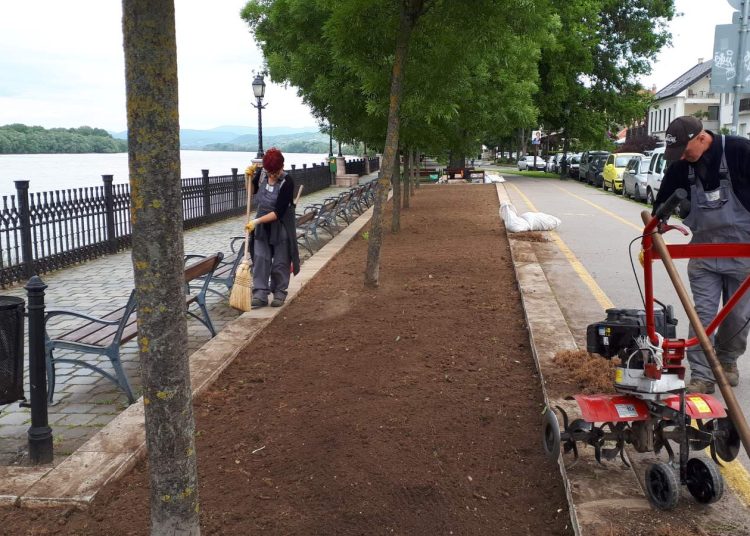 A virágágyakat készíti elő a Városfejlesztő a Liszt Ferenc sétányon