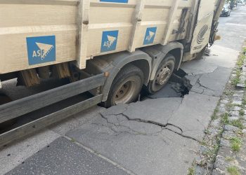 Kukásautó alatt szakadt be az út a Gasparik utcában