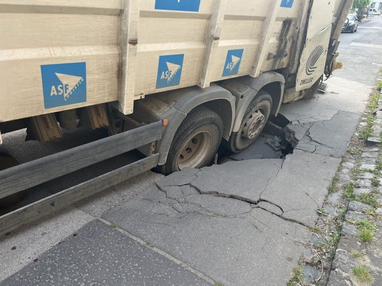 Kukásautó alatt szakadt be az út a Gasparik utcában