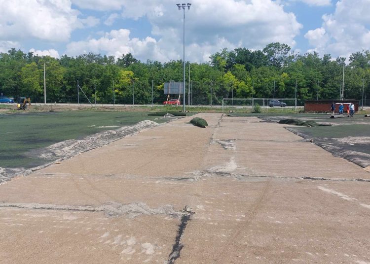 Galéria: zajlik a szérűskerti műfüves pálya felújítása