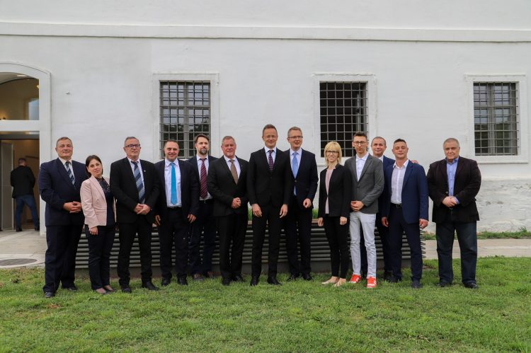 Szóba sem került a váci híd vagy a gödi akkumulátorgyár a Fidesz fórumán