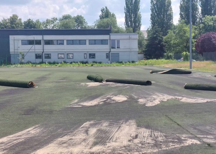 Galéria: zajlik a szérűskerti műfüves pálya felújítása