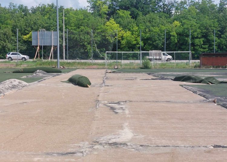 Galéria: zajlik a szérűskerti műfüves pálya felújítása