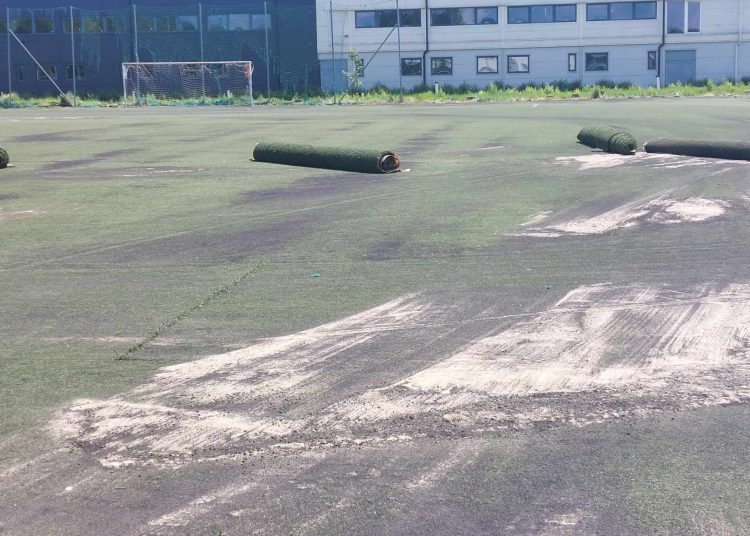 Galéria: zajlik a szérűskerti műfüves pálya felújítása