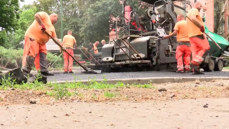 Leaszfaltozták a Deákvári főtér útját – videóval