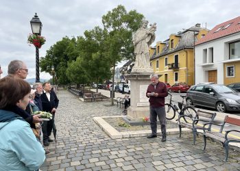 Megemlékezés Nepomuki Szent János szobránál