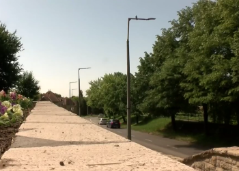 Virágba borult Deákvár egyik forgalmas lépcsője és az Ohmann szobor környéke