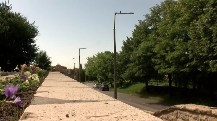 Virágba borult Deákvár egyik forgalmas lépcsője és az Ohmann szobor környéke