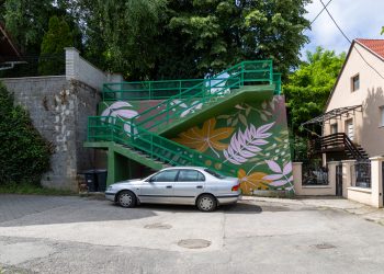 Látványos festéssel elkészült a Végh Dezső utcai lépcsősor felújítása