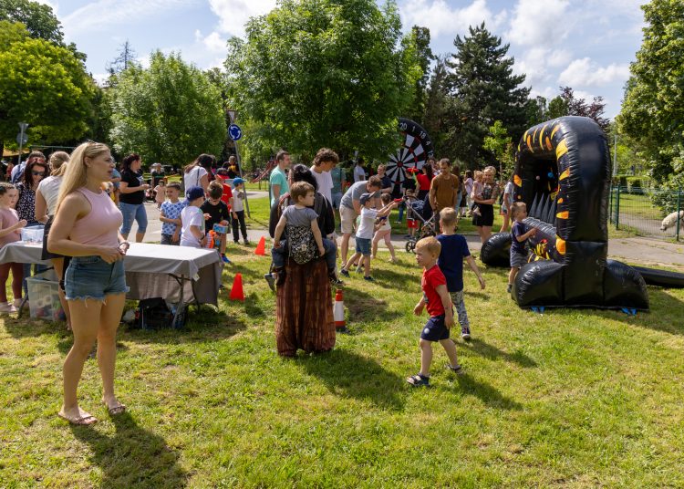 Rég nem látott tömeg a KRESZ parkban; Deákvár családi nappal ünnepelte 125. születésnapját (fotógaléria)