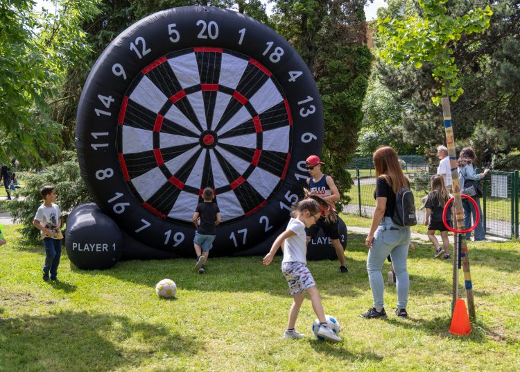 Rég nem látott tömeg a KRESZ parkban; Deákvár családi nappal ünnepelte 125. születésnapját (fotógaléria)