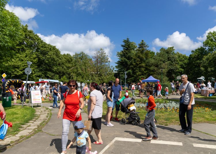 Rég nem látott tömeg a KRESZ parkban; Deákvár családi nappal ünnepelte 125. születésnapját (fotógaléria)
