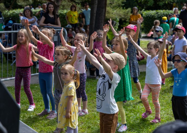 Rég nem látott tömeg a KRESZ parkban; Deákvár családi nappal ünnepelte 125. születésnapját (fotógaléria)